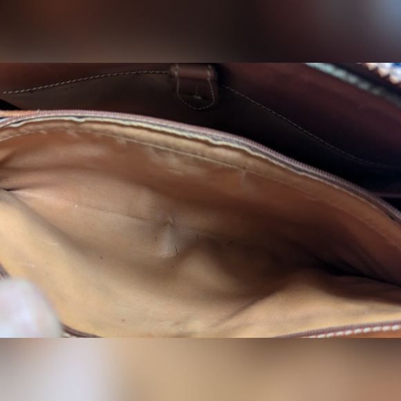 Vintage Dooney & Bourke Leather Crossbody Bag. - Picture 10 of 15